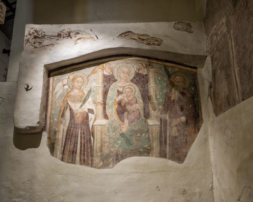 10.Massa Martana_Santa Maria in Pantano affresco Madonna con Bambino tra Santa Barbara e Sant'Antonio Abate di Niccolò di Vannuccio sec XV foto Luca Balducci